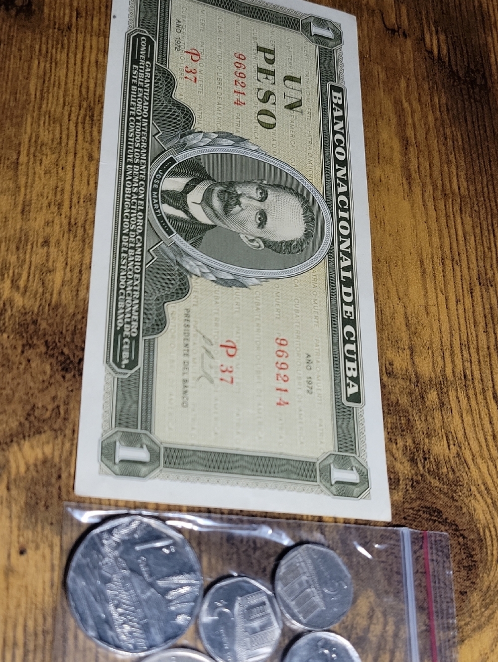 Banco Nacional De Cuba Un Peso Banknote and Cuban Coins - Green and Silver